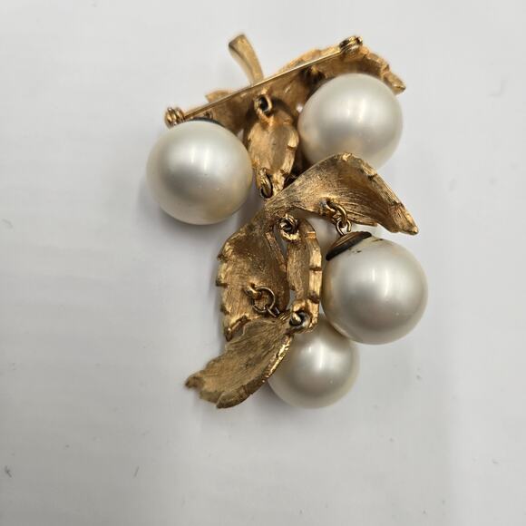 Vintage Cream Faux Pearl Grape Cluster Goldtone Brooch/Pin Articulated 1950s - Picture 4 of 5
